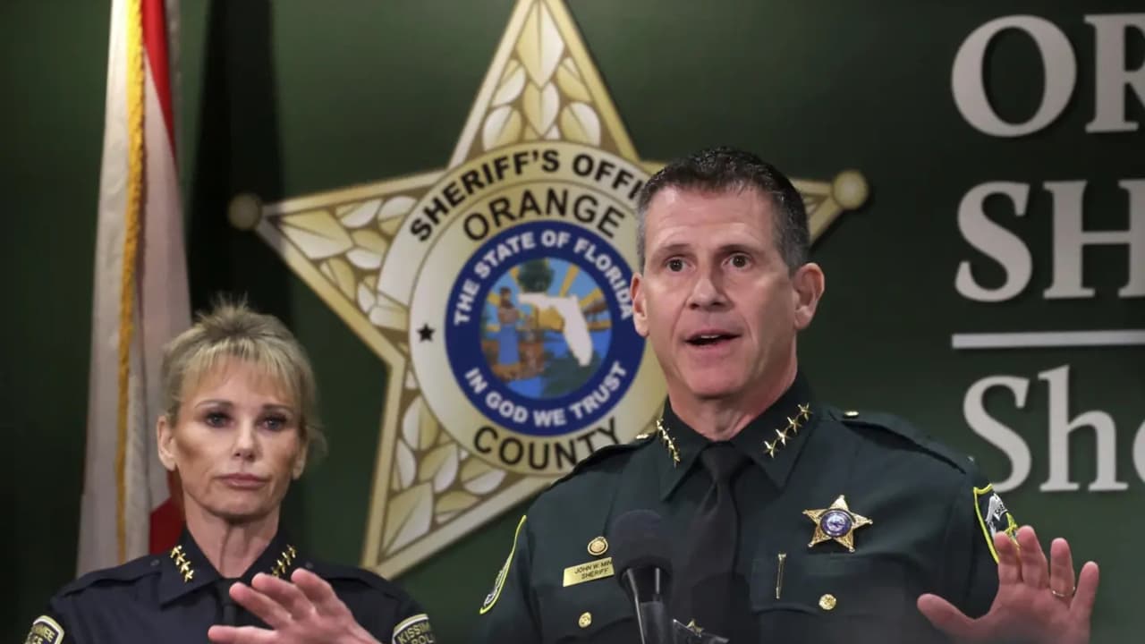 "A las 8:19 de la mañana (de aquel lunes), tenemos un video en el que se observa a Sterns regresando al complejo, con Madeline visible en el vehículo. 
<b>Pero creemos que ella ya estaba muerta en ese momento"</b>, explicó el alguacil John Mina.