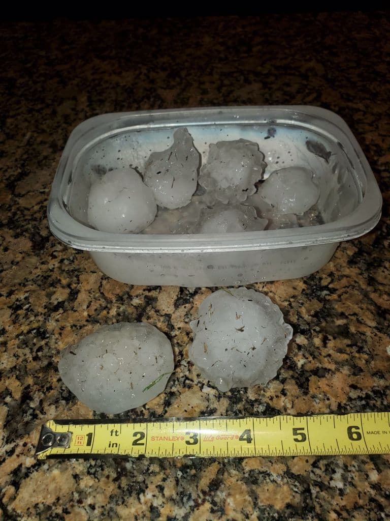 El Servicio Nacional Meteorológico investiga para determinar si es que hubo algún tornado en el área.
<br>