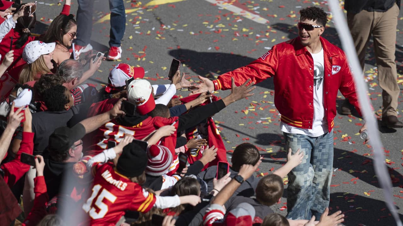 Jugadores de Chiefs bajan del bus, celebran con sus fans y Kelce corre al baño