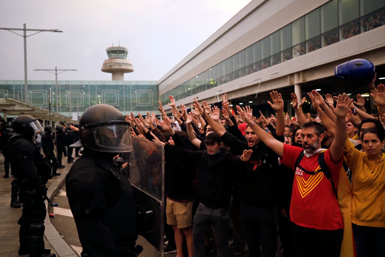 El aeropuerto de Barcelona se convirtió en el epicentro de las protestas del movimiento secesionista contra la sentencia judicial, que movilizó a miles de personas, colapsando sus accesos y obligando a cancelar más de un centenar de vuelos.