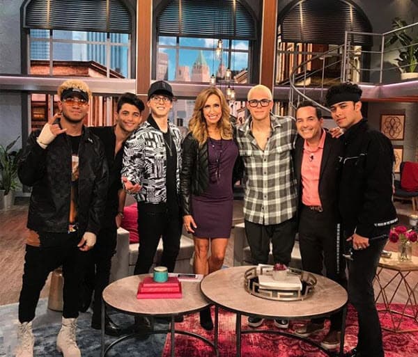 Lili Estefan y Carlos Calderón recibieron la visita de los chicos de CNCO, quienes causaron revuelo a su llegada a las instalaciones de Univision.