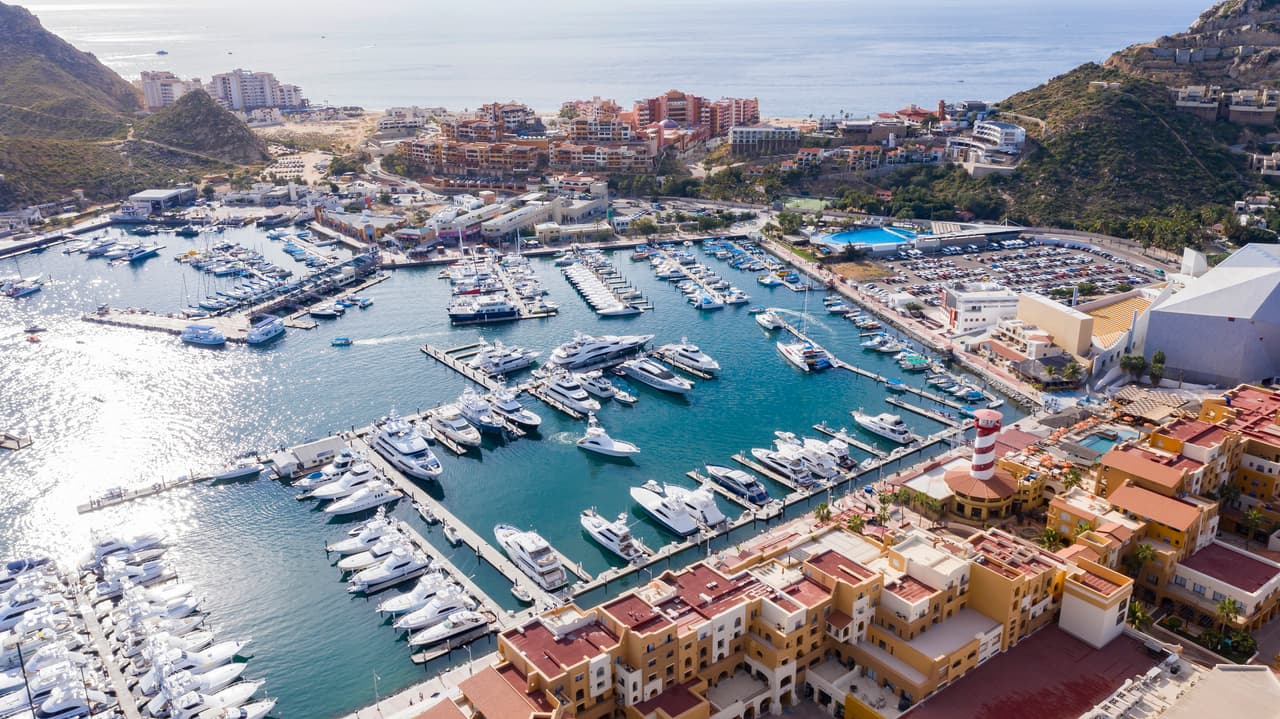 <b>Puesto 13. Cabo San Lucas</b>.
<br>
<br>Es el centro de la fiesta en la península de Baja California, cuenta con algunos de los hoteles más lujosos de México y campos de golf de primer nivel. Las playas aquí son hermosas pero son principalmente para tomar el sol, ya que solo ciertos tramos de arena son seguros para nadar.
<br>
<br>Quédese cerca de San José del Cabo si quiere evitar las concurridas playas de Cabo y sus ruidosos clubes nocturnos.