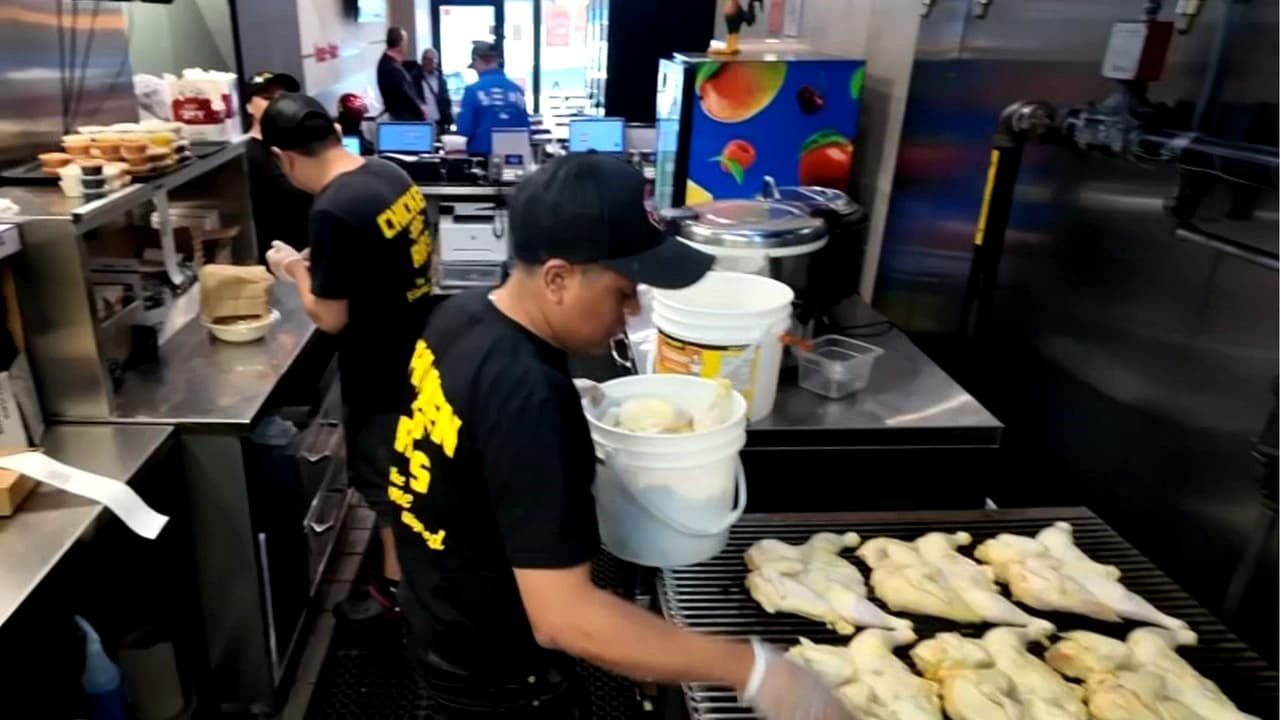 Triunfo y nostalgia: El inmigrante que tiene tres restaurantes en NY y volvió a abrazar a sus padres tras 18 años