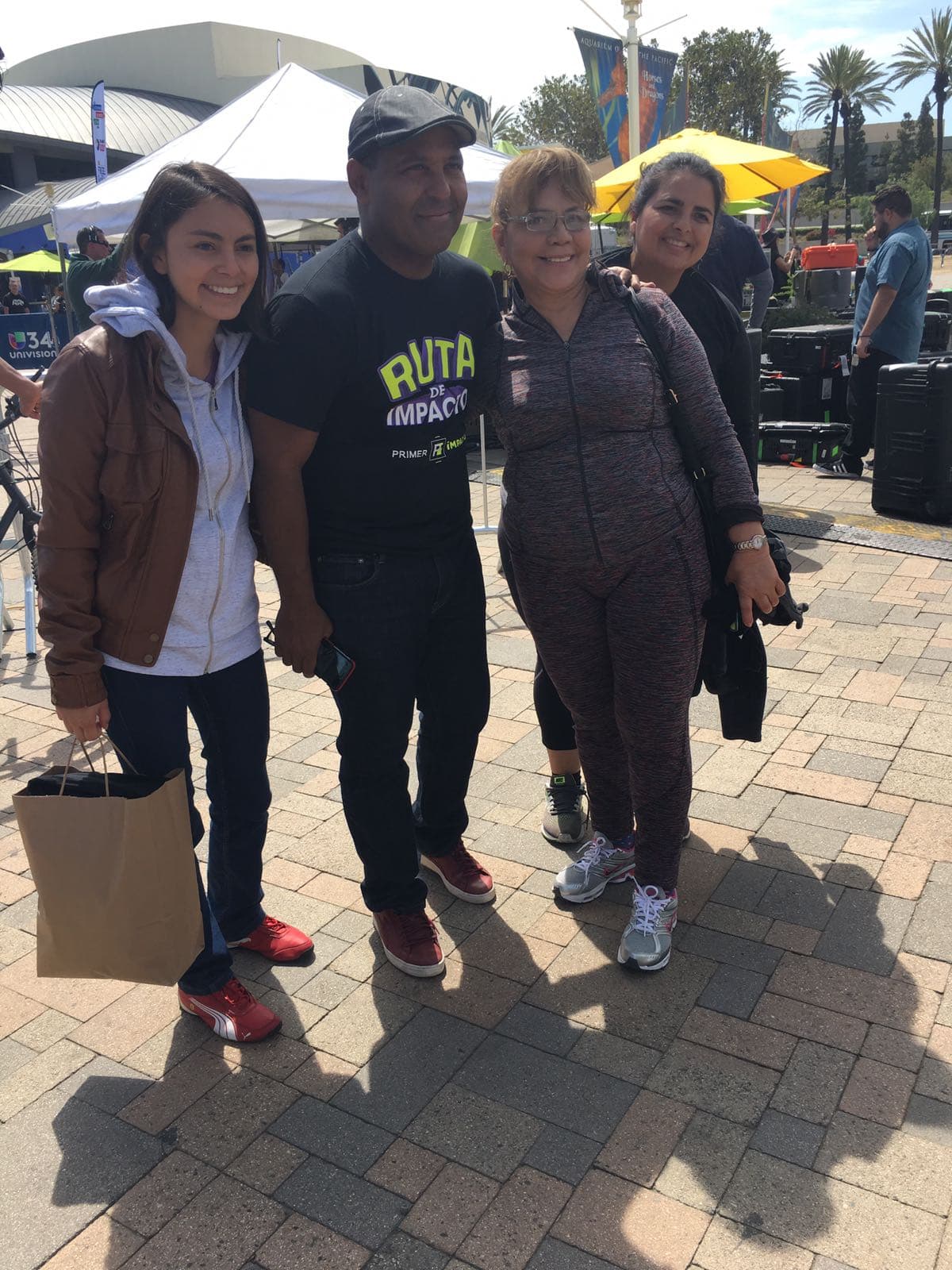 Mientras montábamos el set, muchas personas se acercaron a saludar a nuestras presentadoras y reporteros.