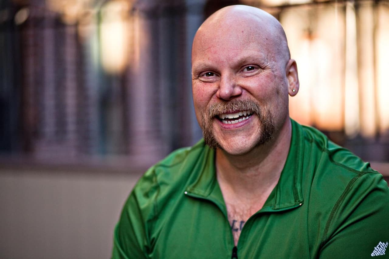 <b>Andy Grant, coach y conferencista</b>: “He sobrevivido varios intentos de suicidio. Vengo de un linaje de suicidio, depresión y alcoholismo. Dos generaciones antes de mí habían cometido suicidio y hubo un tiempo en mi vida en el que sentí que era mi destino y que tenía esos pensamientos porque se suponía que debía que actuar en ellos. Incluso los intentos fallidos eran motivo para sentirme mal conmigo mismo, ni siquiera podía hacer eso bien”.