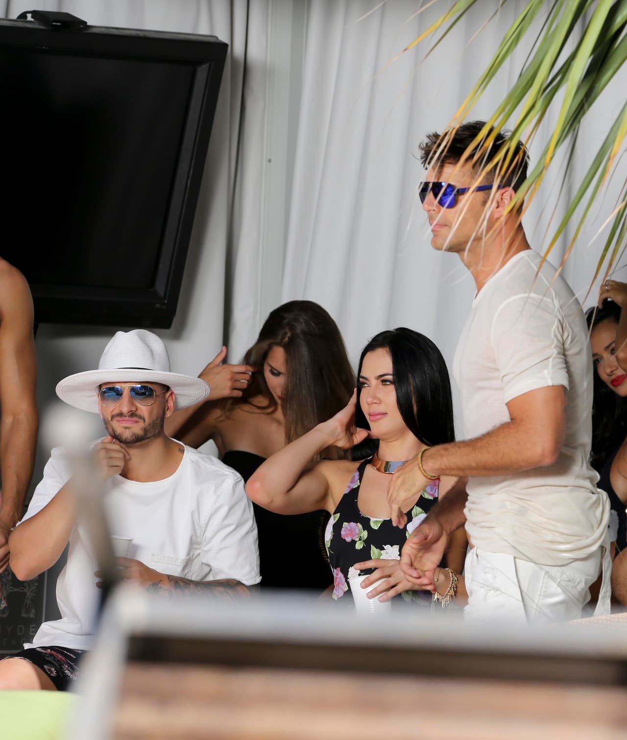 Apenas comenzaron las grabaciones del video en Miami, la prensa comenzó a especular sobre un romance entre ellos.