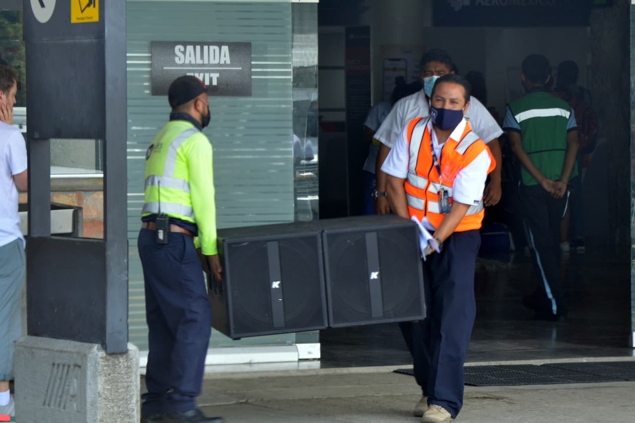 El compositor y diseñador de moda no viajó ligero, ya que se vio al personal de la terminal descargando enormes baúles y maletas que suponen se trataba de monitores y equipo de audio.
