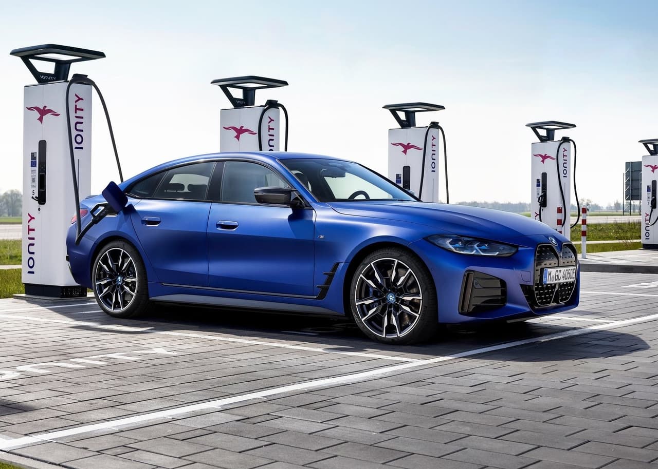 <h3 class="cms-H3-H3"><b>BMW i4 2022</b></h3>
<br>
<br>Si bien el BMW i3 se marcha del mercado estadounidense, la firma alemana continúa con sus planes hacia la electrificación y en ellos sobresale el BMW i4. Su versión eDrive40 monta un solo motor eléctrico de 355 caballos de fuerza, mientras que la variante M50 incorpora otra unidad eléctrica para generar 536 caballos de fuerza. Este modelo, con un precio inicial de 56,395 dólares, competiría contra el Tesla Model 3.
<br>