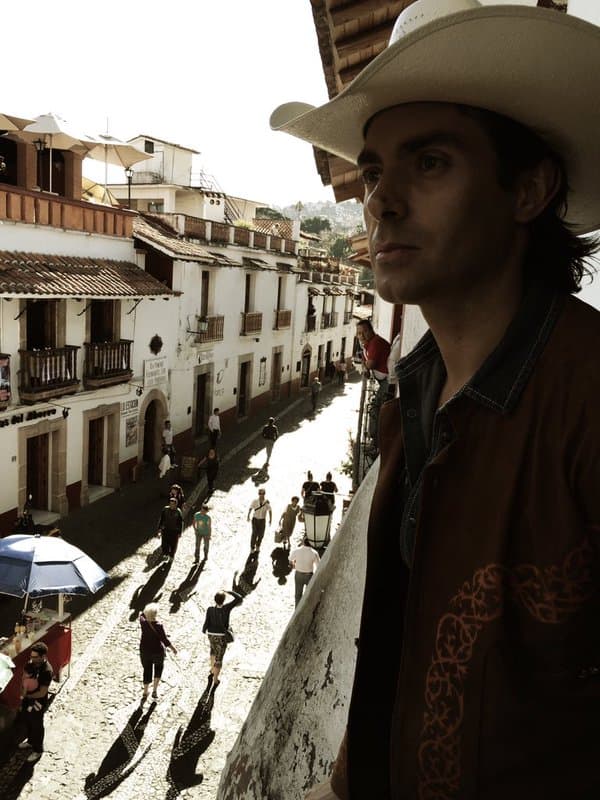 Un hombre de carácter romántico, enamorado y con momentos de gran polémica por sus relaciones con las mujeres y su carácter decidido.