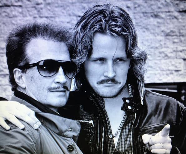 El talentoso cantante mexicano Emmanuel mide aproximadamente 5' 9''/ 175 cm, mientras que su hijo, el también cantante Alexander Acha mide 6' 2''/ 188 cm.