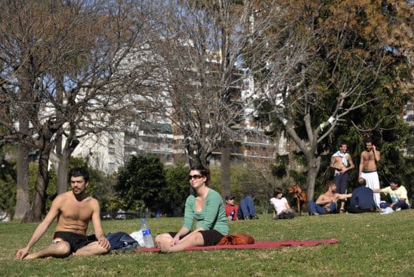 Buenos Aires registra altas temperaturas desde ayer. Por lo que la población de alrededor de 2.8 millones de personas sufre los estragos del clima.