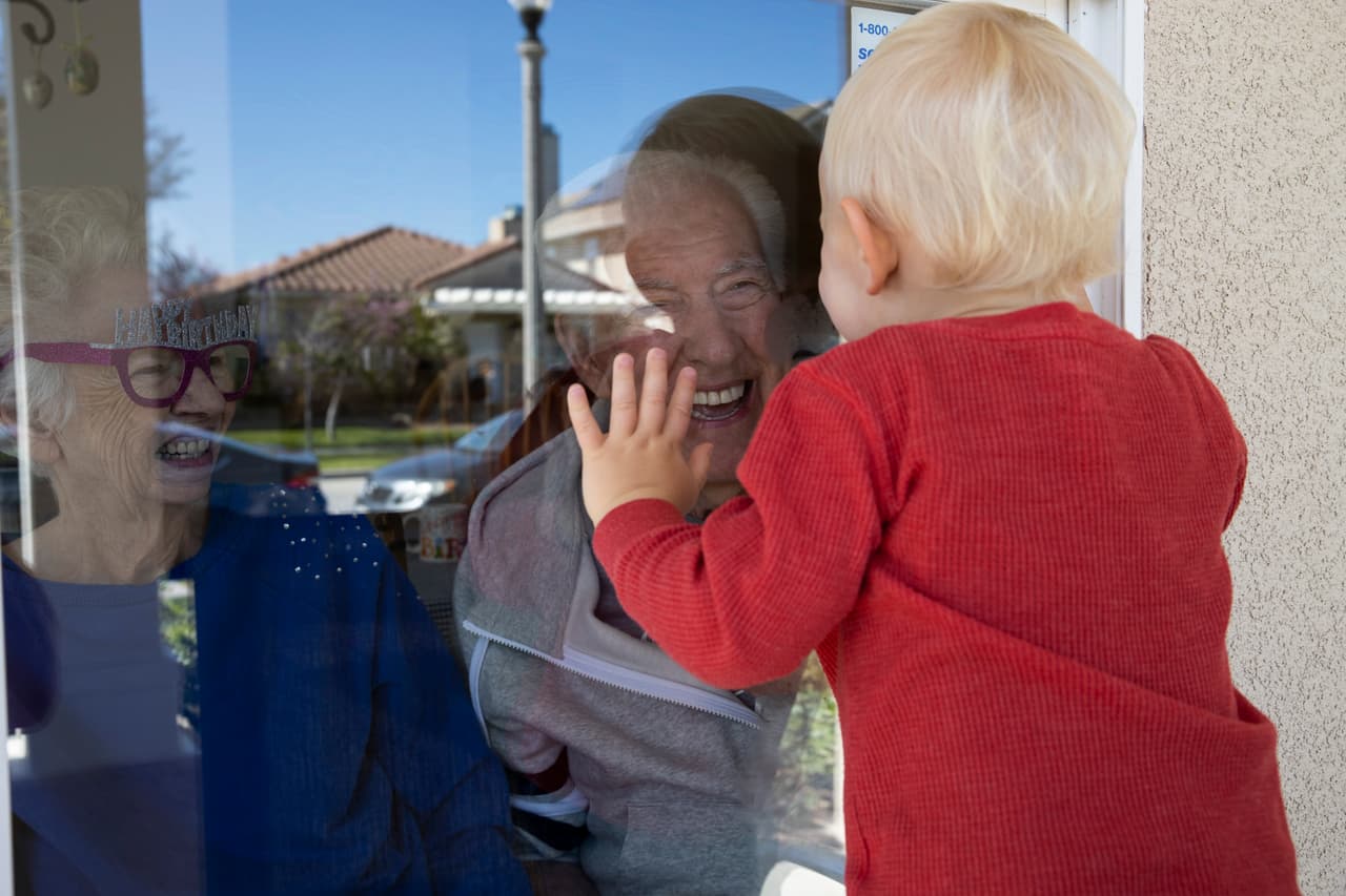 7 DE ABRIL. El gobernador Newsom firmó una orden ejecutiva que brinda apoyo adicional para adultos mayores y niños pequeños vulnerables. La orden permitirá una exención de 60 días para los trabajadores sociales del programa de Servicios de Apoyo en el Hogar (IHSS) para continuar su trabajo y poder atender a adultos mayores, así como a personas con discapacidades.