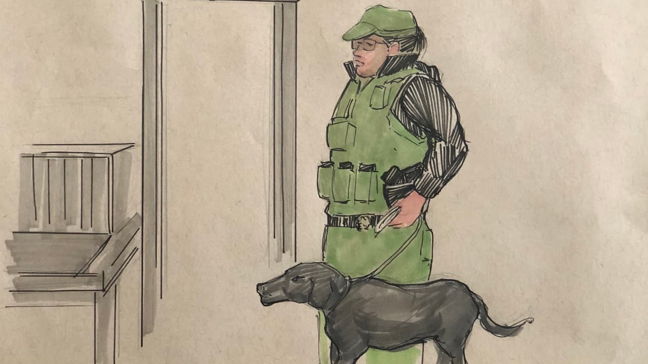 En retrato, una U.S. Marshal con su perro de seguridad.