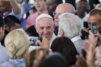 El Papa Francisco es saludado en la Arquidiócesis de Washington tras pronunciar un histórico discurso ante el Congreso de Estados Unidos.