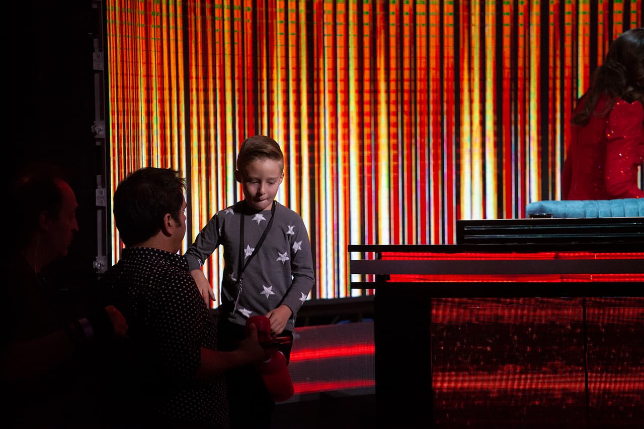 Cuando Galilea está al aire, Mateo permanece sentado en las primeras filas del foro de televisión, atento a cada detalle y acompañado por el equipo de stylist de su famosa mamá, que se sientan al lado del pequeño.