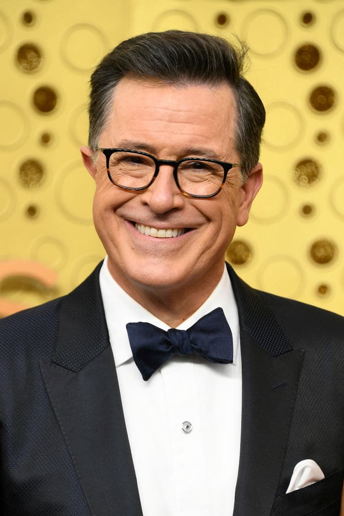 Otro famoso que no teme mostrar su lado geek es 
<b>Stephen Colbert</b>. El presentador de televisión es un experto en la obra de J. R. R. Tolkien. En el 2012, Peter Jackson, el director de ‘El señor de los anillos’ y ‘El hobbit’ incluso lo llamó “el geek más grande de Tolkien”.