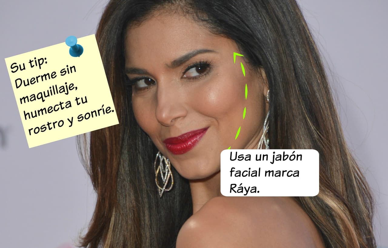 Roselyn Sánchez en la alfombra del Latin GRAMMY 2015 lució un maquillaje natural destacando un intenso rojo en los labios.