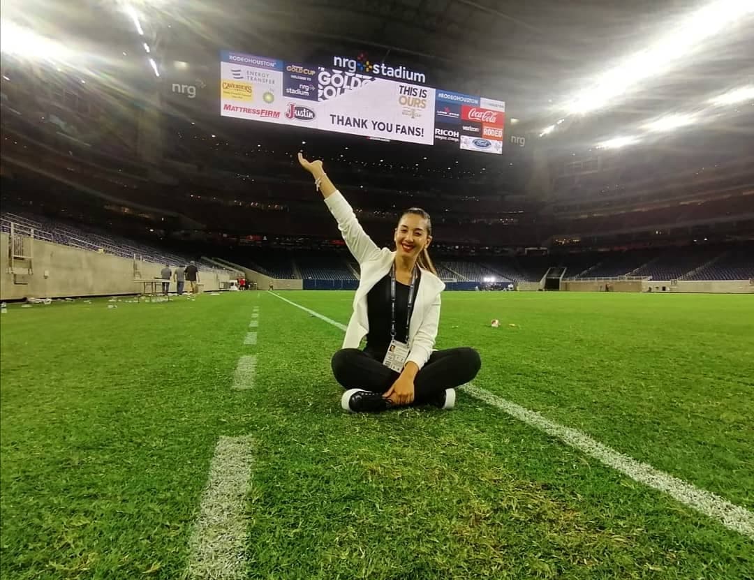 <b>Mafer</b> también tuvo la oportunidad de tomarse una foto en la misma cancha que pisaron los jugadores de la 
<b>Selección Mexicana </b>y la 
<b>Costarriqueña</b>.