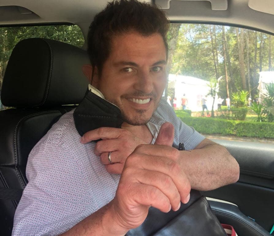 "Yo me siento muy bien, porque eso se refleja", dijo referente a los comentarios que recibe acerca de que parece que sobre él no pasa el tiempo, "
<b><a href="https://www.univision.com/famosos/ernesto-laguardia-novelas-castings-humildad-fotos">el trabajo me nutre, me hace estar contento</a></b>, agradecido con la gente, con el público".