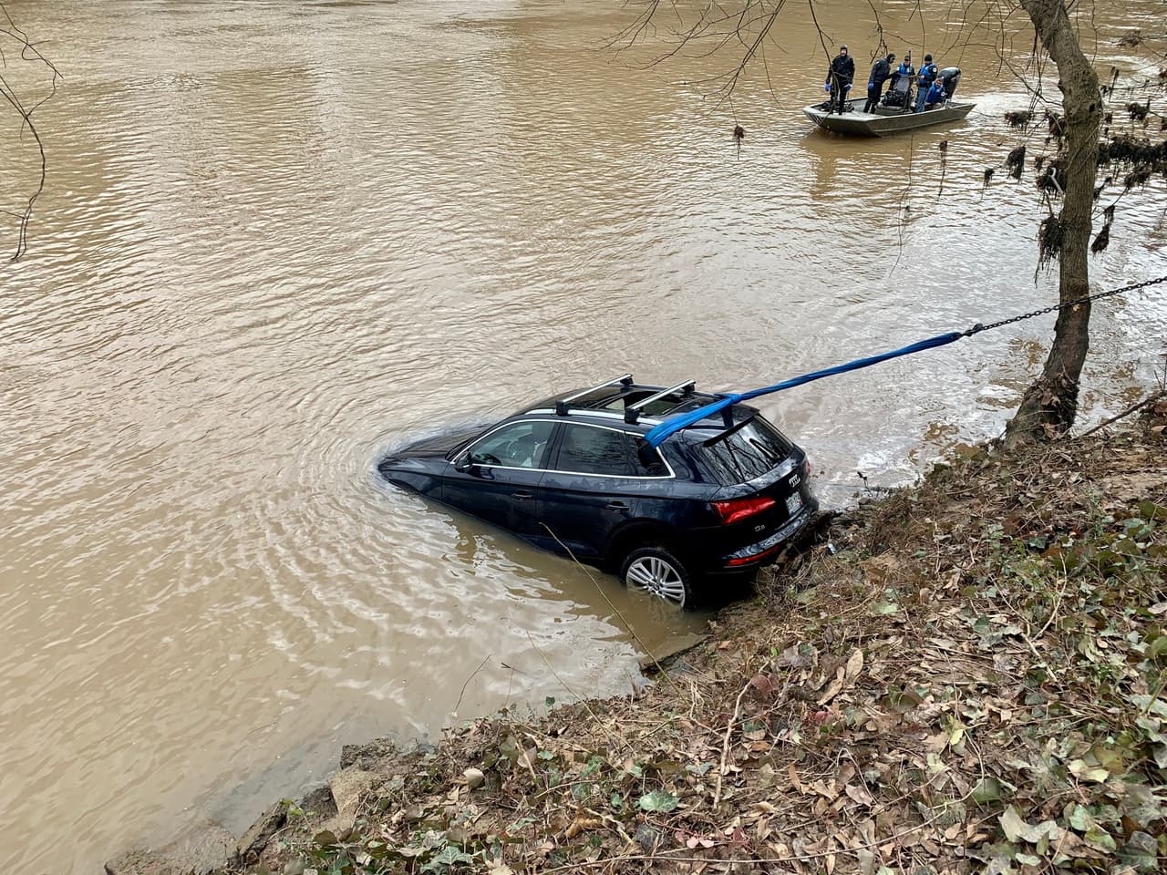 Los elementos recuperaron el vehículo y lo llevaron a la orilla.