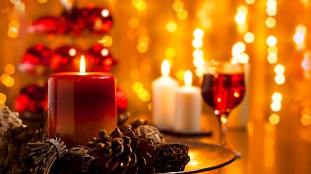 • Coloque las velas encendidas lejos de elementos inflamables y apáguelas al salir de la habitación.