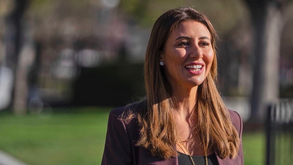 ARCHIVO. Alina Habba, elegida por el presidente Donald Trump para ser fiscal federal interina para Nueva Jersey, llega para hablar con periodistas afuera de la Casa Blanca, el 26 de marzo de 2025, en Washington.