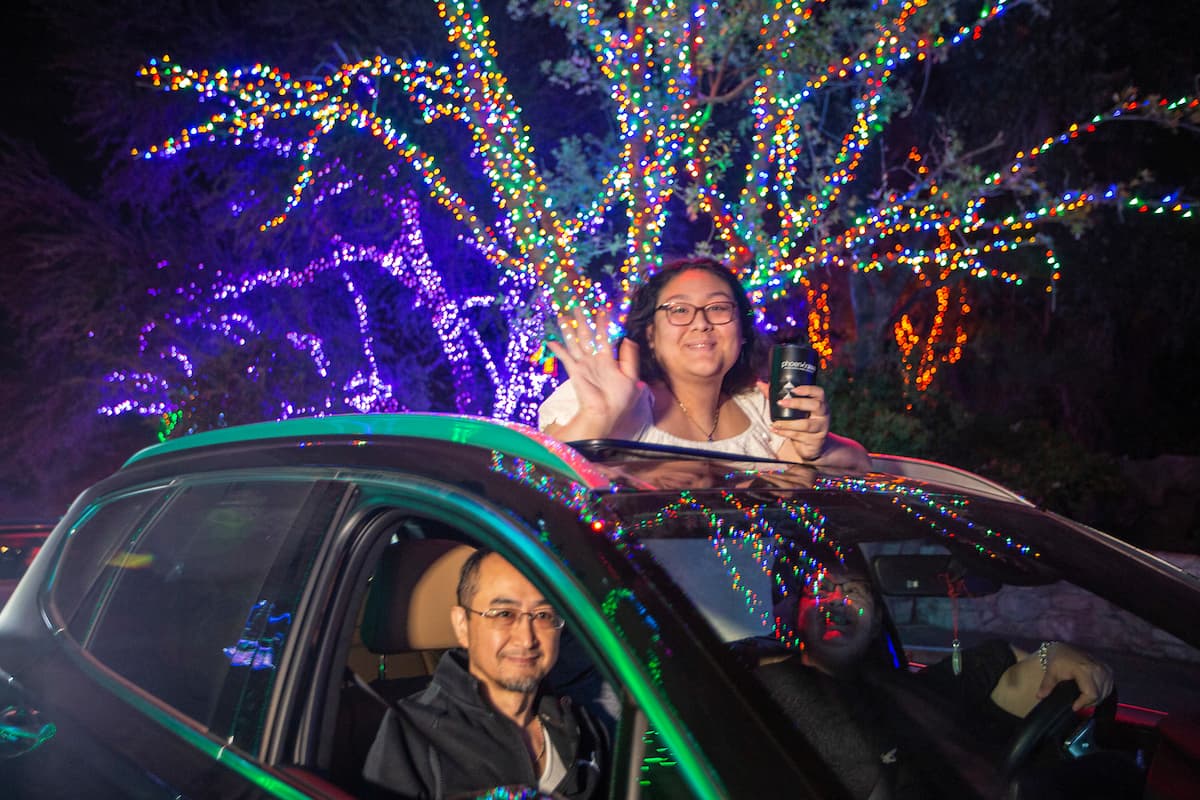 La exhibición se lleva a cabo en el Phoenix Zoo (455 North Galvin Parkway, Phoenix, AZ 85008). Los residentes podrán comprar sus boletos para “Cruise ZooLights” a través de 
<a href="https://www.phoenixzoo.org/events/cruise-zoolights/" target="_blank">su sitio web. </a>