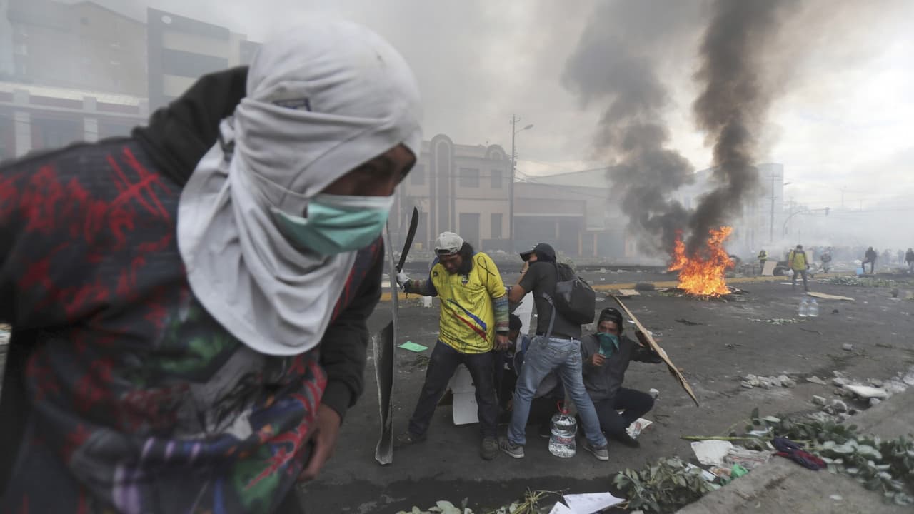 El presidente de Ecuador decreta un toque de queda en Quito en el décimo día de protestas en su contra