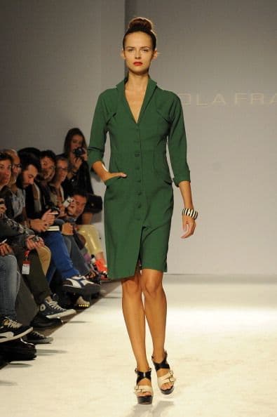 Un vestido en este color también te puede servir para un desayuno ejecutivo, sólo agrégale accesorios en tonos neutros, negros o beiges.