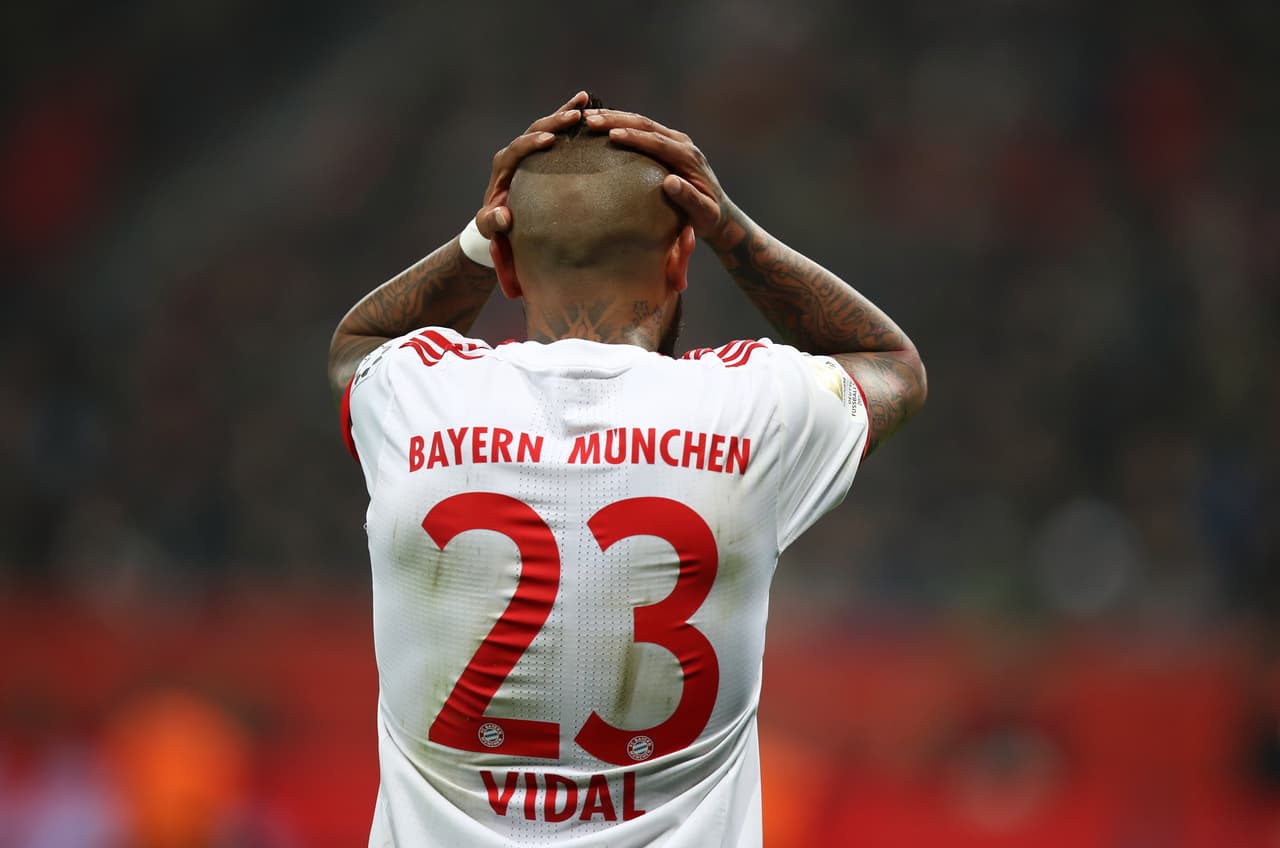 Arturo Vidal: durante la Copa América de 2015 el jugador chileno se fue de fiesta y estrelló su Ferrari en una autopista. Aunque no sufrió heridas graves, su prestigio se vio en duda a pesar de seguir jugando el torneo con su selección.