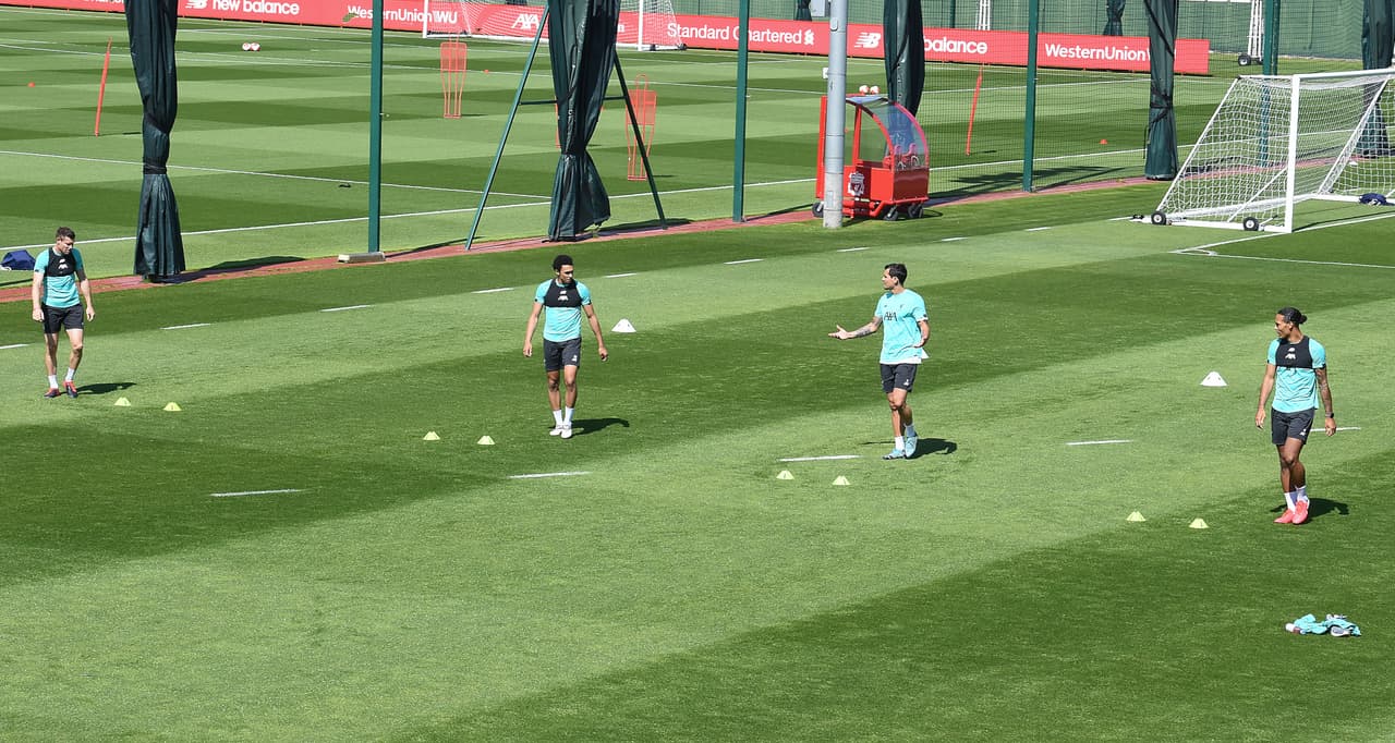 Guardando la distancia social recomendada peroejercitándose a tope.