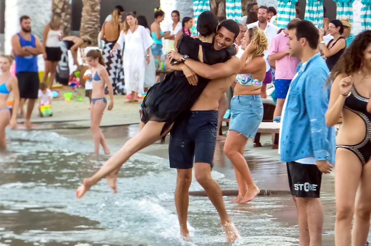 El clima en Mykonos, Grecia, está este verano por encima de los 80 grados farenheit. Sin embargo, Kendall Jenner se metió al mar con un vestido negro, largo y con los brazos cubiertos junto a su amiga su Bella Hadid.