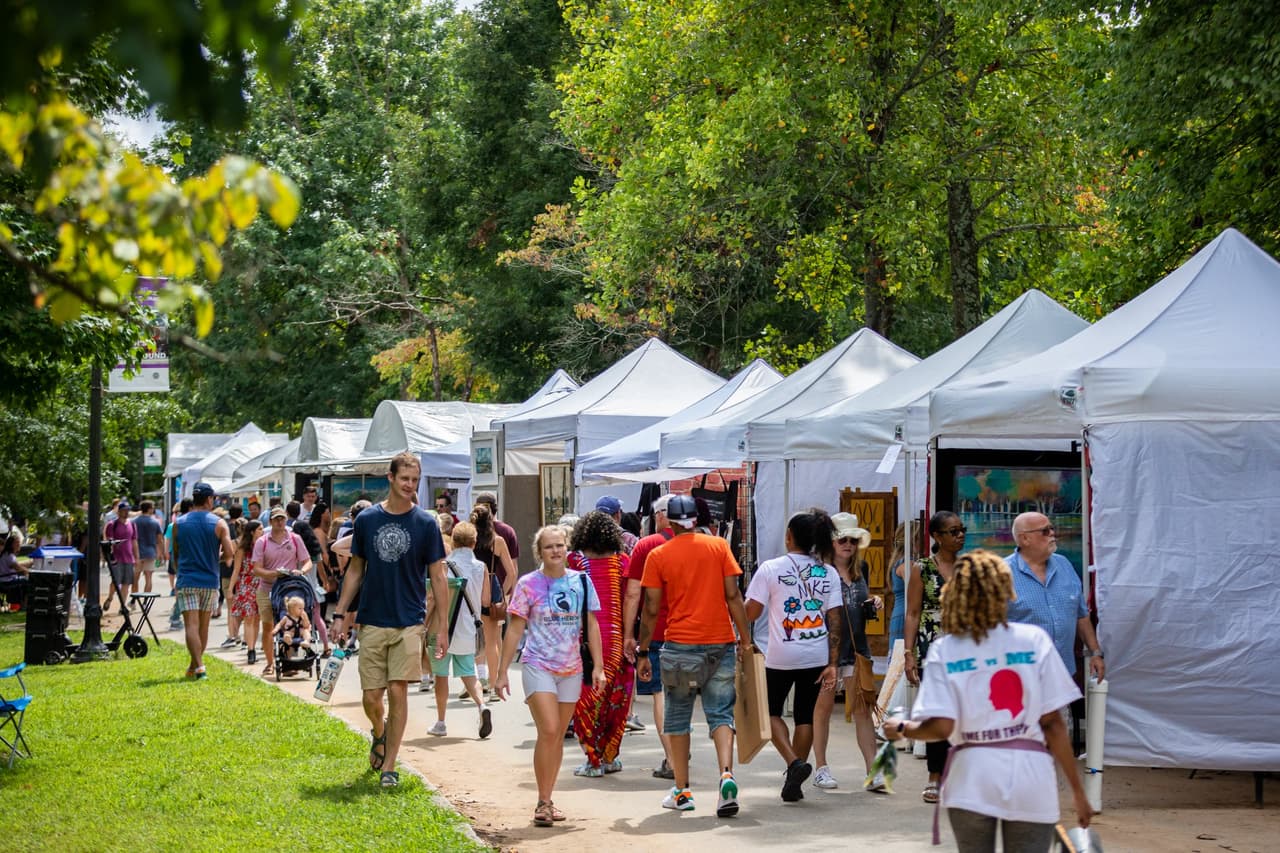 <b>Evento</b>: Piedmont Park Summer Arts Festival
<br>
<b>Fechas</b>: 19 y 20 de agosto
<br>
<b>Lugar</b>: Piedmont Park. 1071 Piedmont Ave. Atlanta, GA. 30309
<br>
<b>Sitio web</b>: 
<a href="http://piedmontparkartsfestival.com/">http://piedmontparkartsfestival.com/</a> 
<br>
<br>El Festival de Arte de Verano de Piedmont Park es un evento al aire libre de 2 días con énfasis en las artes visuales y la diversión familiar presentado por la Fundación para Espacios Públicos de Atlanta, para personas de todas las edades, razas, costumbres e intereses. La comunidad de Midtown de Piedmont Park se considera el hogar de una de las comunidades de compra de arte más grandes y entusiastas del área metropolitana de Atlanta.