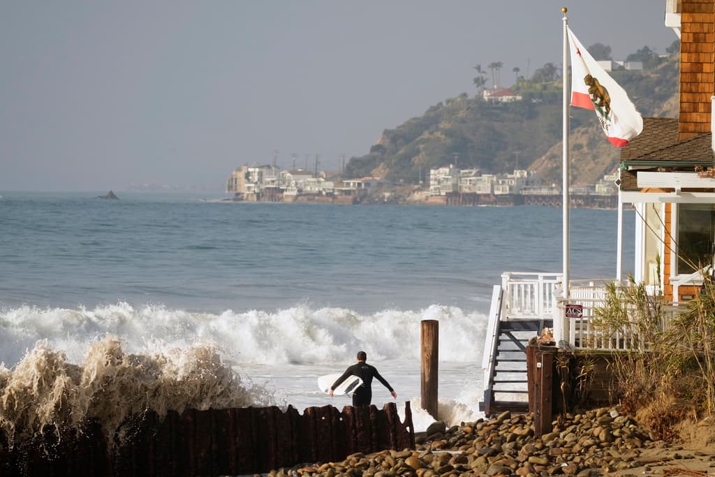 Siempre hubo quien llegó hasta Topanga Beach a intentar "correr" sobre las olas de un océano Pacífico embravecido.