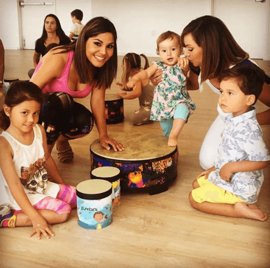 El baile y ejercicio tampoco puede faltar en este hogar, aquí la vemos en compañía de Natalia Cruz y su hija Romana.