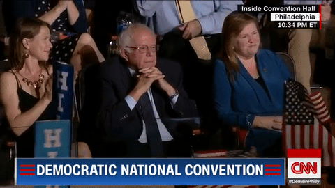 Esta es la memorable cara del candidato demócrata Bernie Sanders, cuando el 28 de julio, último día de la Convención Nacional Demócrata Hillary Clinton le daba las gracias por la contienda. Inmortalizada en cientos de memes hasta su esposa estuvo tentada a sonreír, la parquedad de su marido hizo que ella también se arrepintiera. Bernie nunca sonrió.