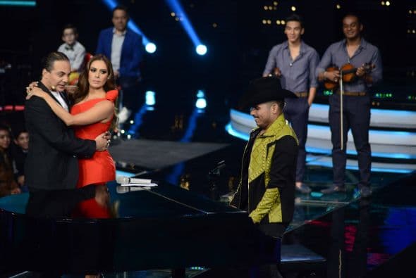 ¿Espinoza o Cristian? Ambos cantantes trataron de explicar cómo se seduce a una dama y dieron tremenda clase de consejos, los cuales aplicaron con la bella Galilea Montijo.