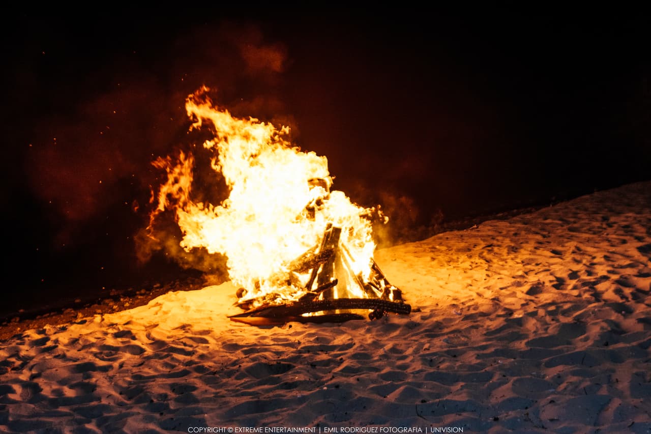 Esta noche terminó con una fogata en Bahía de las Águilas. Alrededor del fuego las chicas revelaron algunos de sus miedos y secretos más profundos.