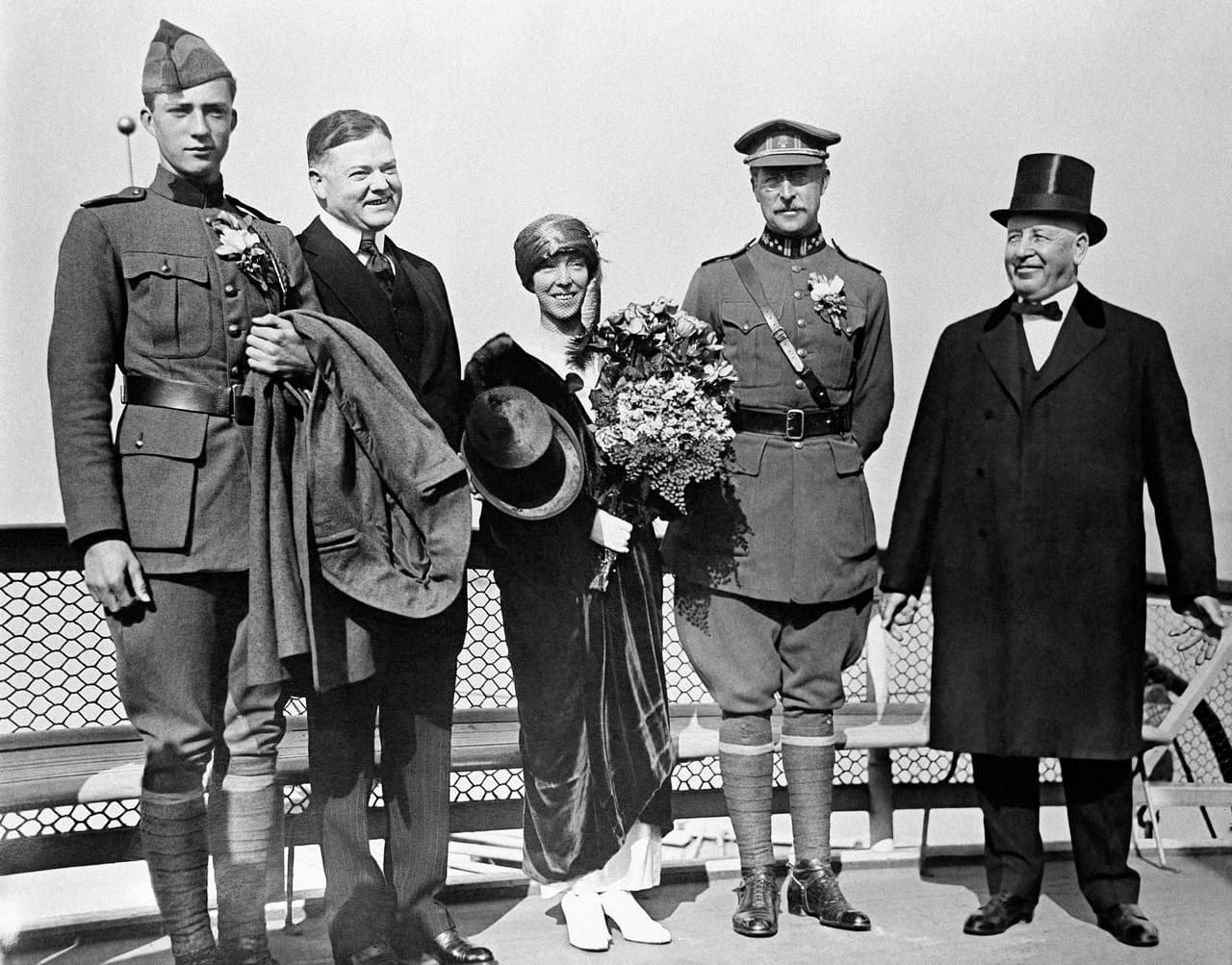 La reina Isabel II no fue la única monarca en visitar el Área de la Bahía. En esta imagen tomada en 1920, su padre el rey Jorge VI y su madre la reina consorte Isabel aparecen a bordo de un ferry en San Francisco como parte de una visita para celebrar las contribuciones del pueblo estadounidense durante la Primera Guerra Mundial.