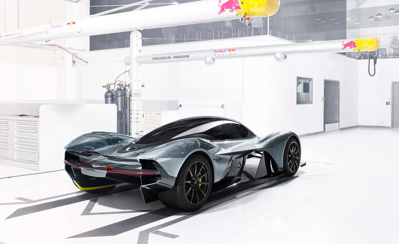 <b>2. <u>Aston Martin Valkyrie</u>: 250 MPH (400 KM/H)</b>
<br>
<b>Aceleración (0-60MPH)-</b> 2.9 segundos
<br>
<b>Motor-</b> V12, 6.5 Lts.
<br>
<b>Potencia-</b> 1,000 HP
<br>
<b>Peso-</b> 2,200 Lbs
<br>
<b>Precio-</b> $1,300,000