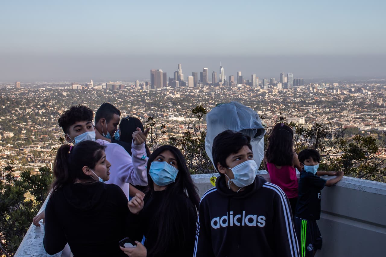 Tras más de dos meses en confinamiento, residentes del sur de California salen para disfrutar del fin de semana que marca el inicio no oficial del verano.