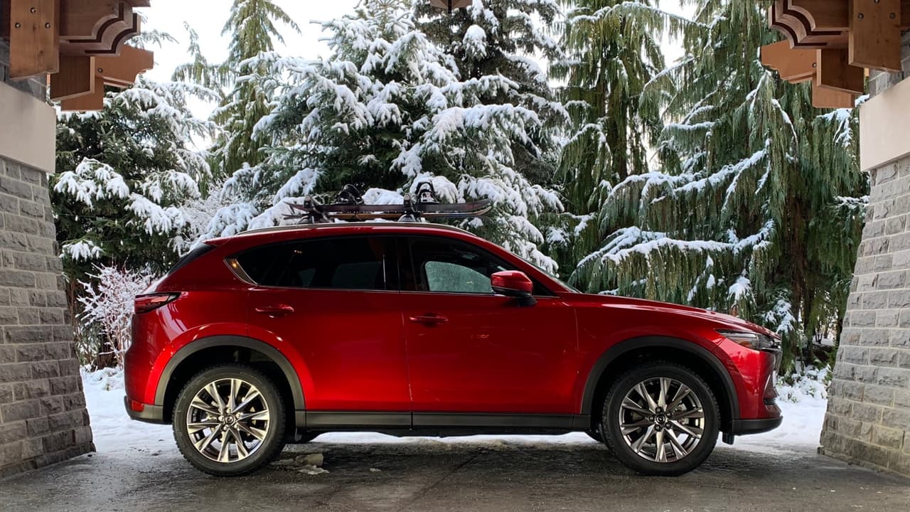 <h3 class="cms-h3-H3"><a href="https://www.univision.com/noticias/mazda/la-mazda-cx-5-llega-a-2019-con-poder-turbo-y-un-sistema-computarizado-de-estabilidad-a-prueba-de-curvas-traicioneras" target="_blank">Mazda CX-5 2019</a></h3>
<br>La actualización de esta excelente crossover compacta, incluyó la llegada bajo su capó del motor 
<b>cuatro cilindros turboalimentado Skyactiv-G de 2.5 litros</b> de desplazamiento que Mazda usa en su camioneta grande, la CX-9. Pero eso sólo fue el comienzo.
<b> Simón Gómez</b> se trasladó a las nevadas vías de Whistler en la provincia canadiense de British Columbia para conocerla y te lo cuenta todo en su 
<a href="https://www.univision.com/noticias/mazda/la-mazda-cx-5-llega-a-2019-con-poder-turbo-y-un-sistema-computarizado-de-estabilidad-a-prueba-de-curvas-traicioneras" target="_blank">prueba de manejo</a>.