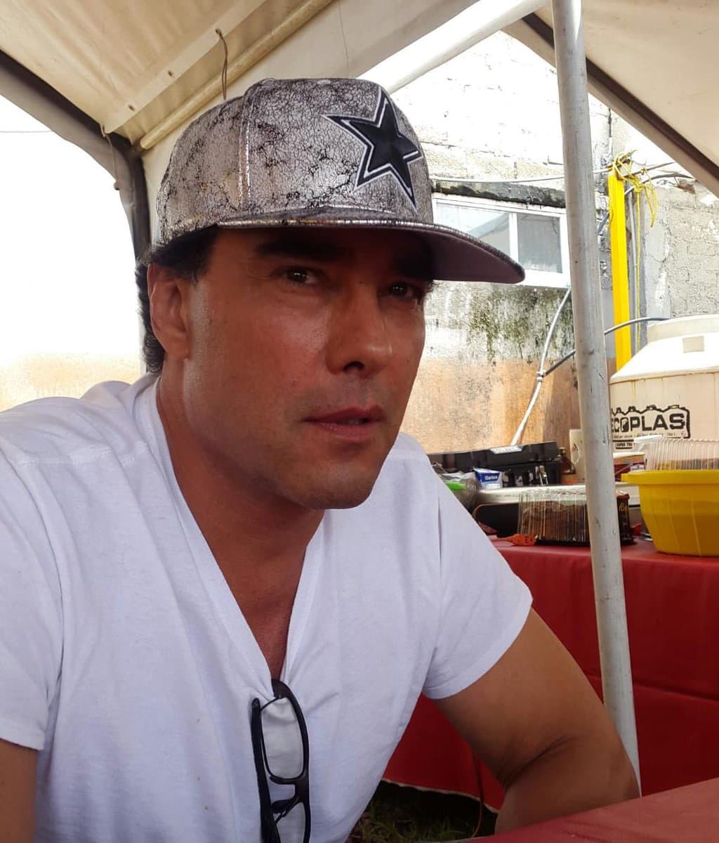 "Los malos hábitos que yo he tenido me los adjudico a mí mismo, a nadie más [...] Como el alcohol, yo fui alcohólico heavy, heavy como por cinco años, bebí mal, pero yo creo que estaba entrando a la edad donde todo le protestas a la vida. La vida te debe algo, la vida te ha maltratado [...]", comentó el actor en entrevista para 'Ventaneando'.