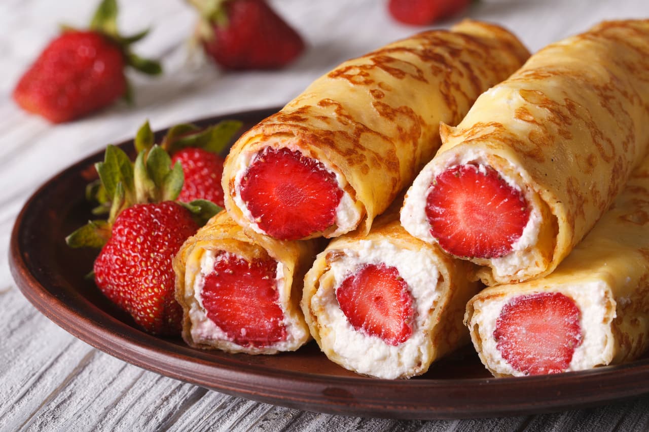<b>Crepas con queso y fresas:</b> esta preparación es un ejemplo de lo que ocurre cuando la repostería francesa viaja a Estados Unidos para conocer al queso crema. 
<b><a href="https://www.youtube.com/watch?v=3m9l-si5t-E">Las crepas </a></b>(que se preparan mezclando harina cernida, huevos, mantequilla, azúcar, una pizca de sal y leche) se rellenan generosamente, como un taco o una quesadilla, de queso y rodajas de las fresas más maduras que puedas toparte en el camino.