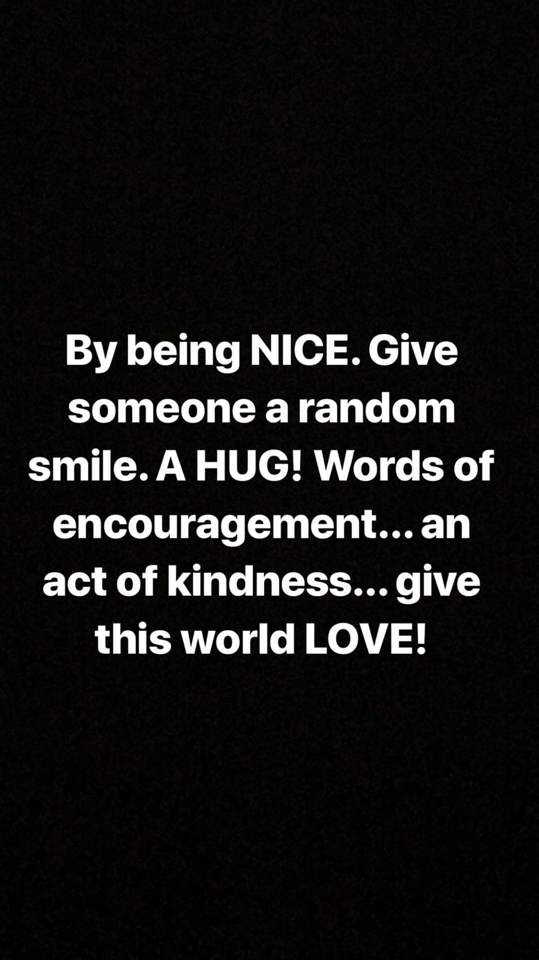 "Siendo buenos, dando sonrisas aleatorias. Un abrazo, palabras de aliento y actos de amabilidad. Demos amor a este mundo", escribió la hija de 'La Diva de la Banda'.