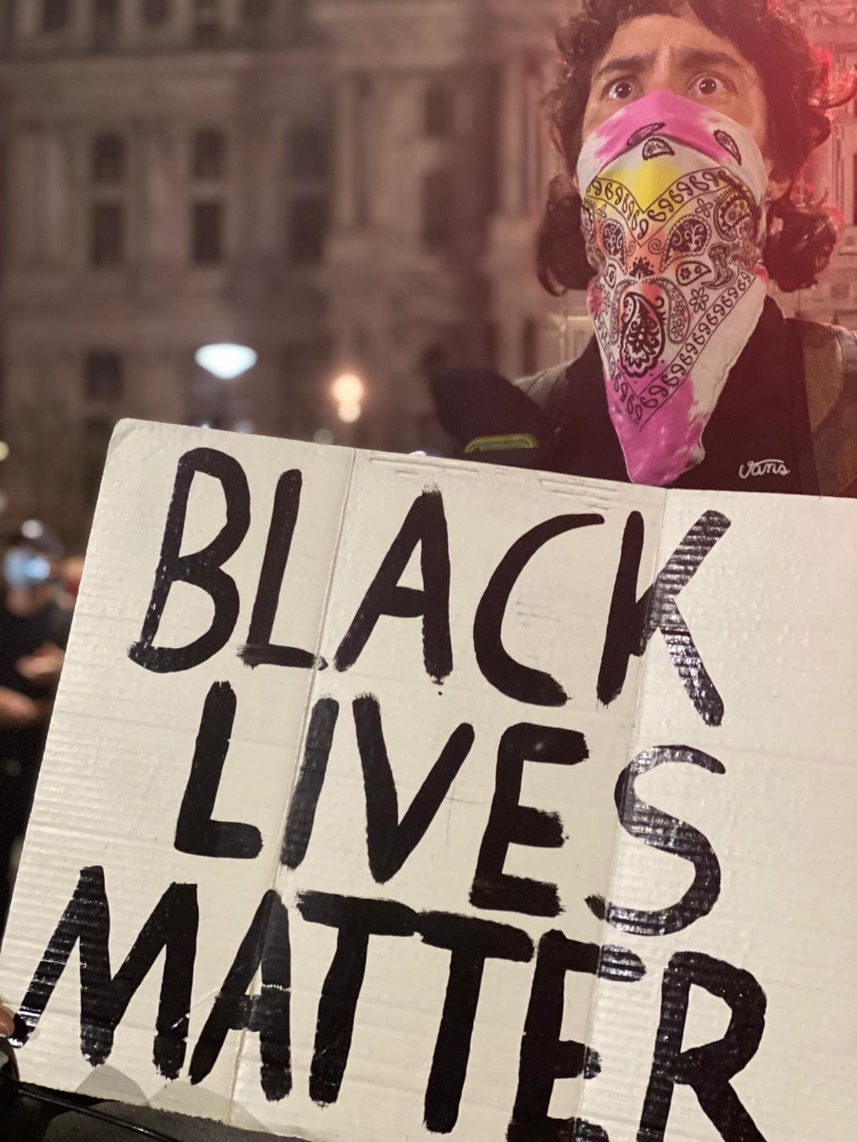 Junto con el asesinato de George Floyd en Minnesota, el caso de Taylor se convirtió en un detonante importante para las protestas nacionales que se han apoderado de la nación desde mayo, llamando la atención sobre el racismo arraigado y exigiendo una reforma policial.