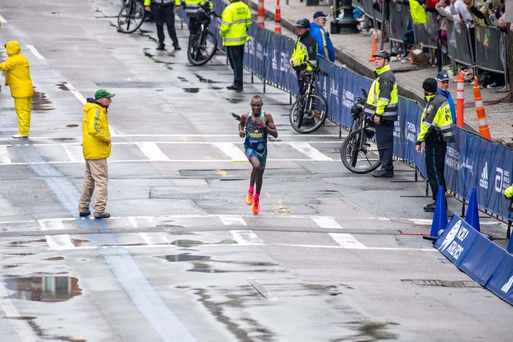 El keniano Evans Chebet, campeón defensor, llegó en segundo lugar a 6 segundos del ganador.
