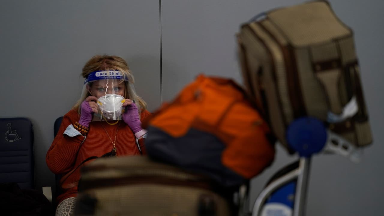 El doctor Rohan Radhakrishna, del Departamento de Salud del condado de Contra Costa, ofrece recomendaciones para protegerte del coronavirus en los aviones.