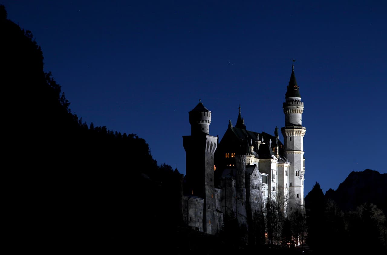 Castillo de Neuschwanstein 
<br> En honor a su más distinguido propietario, el rey Ludwig II, se construyó este encantador castillo que es visitado por más de 60 millones de personas. Esta fortaleza se edificó cuando ya no eran necesarias las torres y muros, ¡fue por pura fantasía romántica su construcción!
