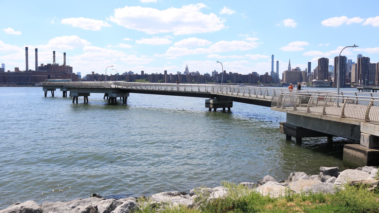 <b>En Brooklyn,</b> los 
<b>muelles del Transmitter Park y el Newton Barge Park</b> también tienen vistas espectaculares.